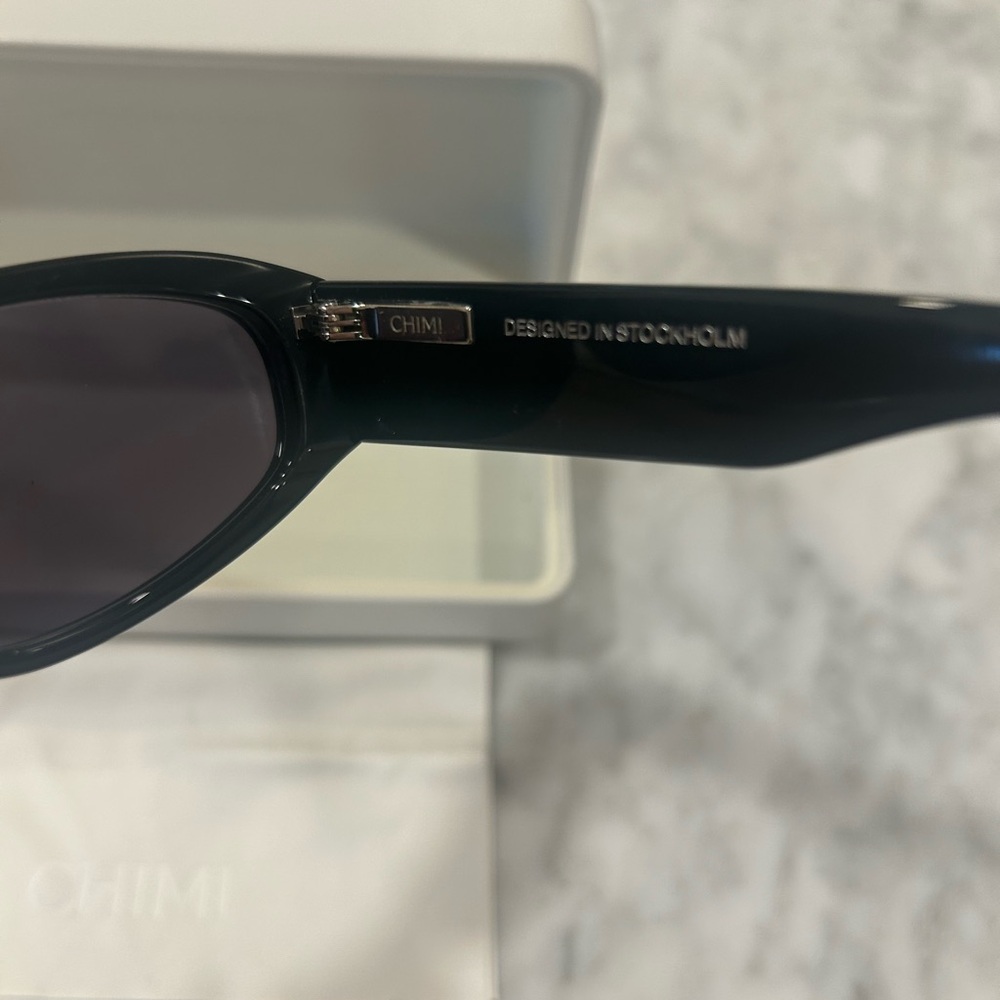 Chic Black Rectangular Sunglasses - image 5